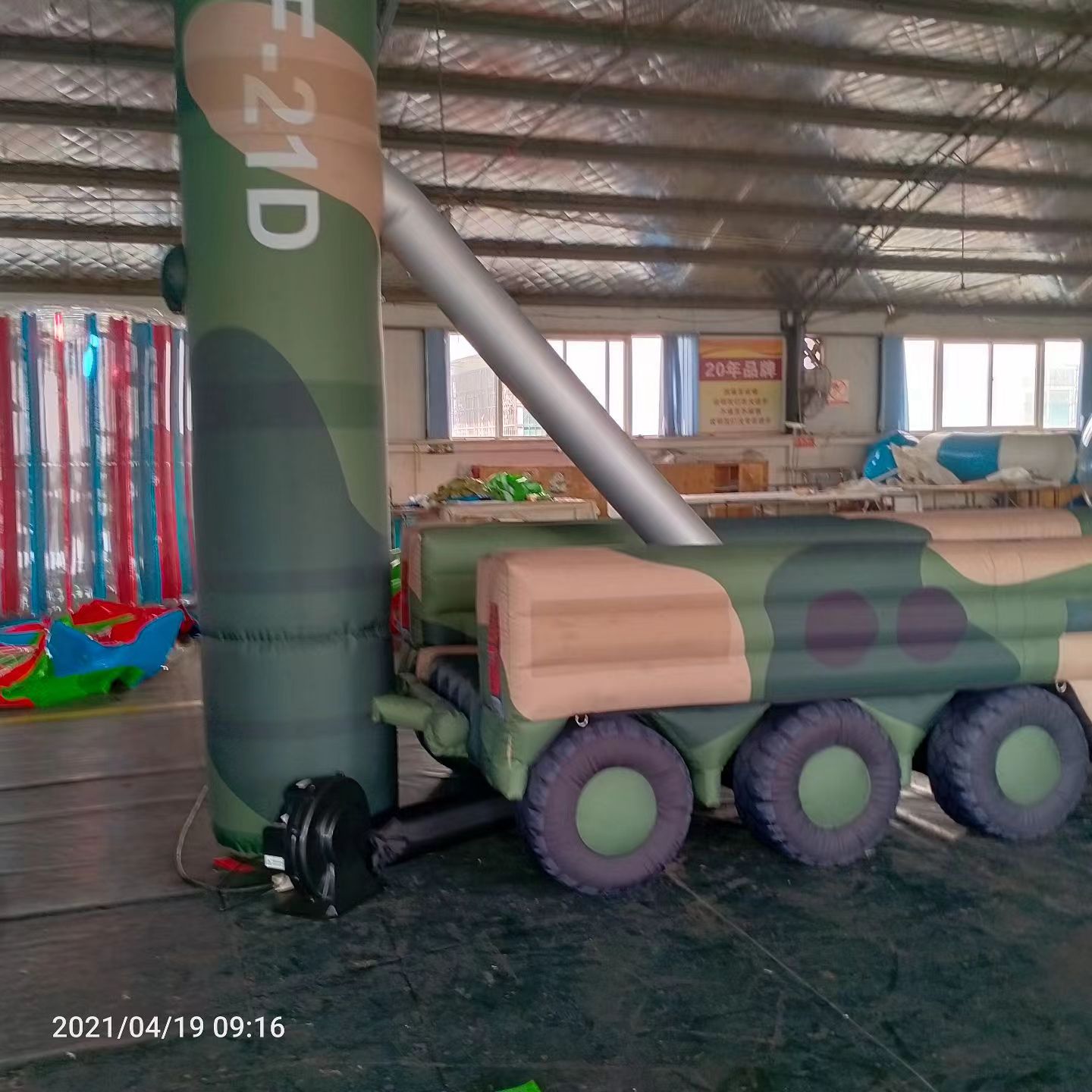 雁山军事演习中的充气目标车辆：模拟发射车雷达车坦克飞机